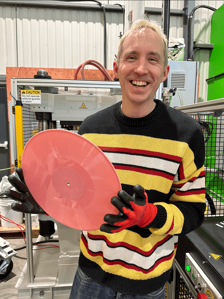 alexhfoster's tweet photo. Let’s go visit our vinyl pressing plant, “Drummond Vinyl”! We all felt like being at our own Disney World...!!!
Read the full #StudioDiary : https://t.co/Zvp8C7J1gE
#MusingSounds https://t.co/u56XgqGvJc