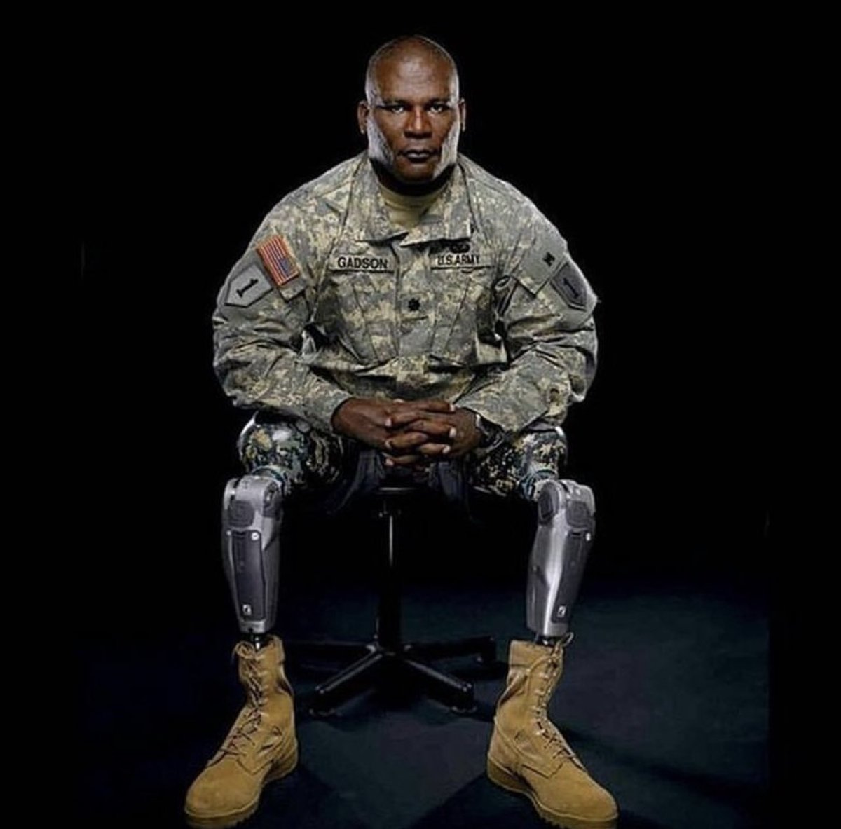 MilitaryCooI's tweet photo. Colonel Gregory D. Gadson lost both legs in the Iraq war from an IED blast. He served 20 years in the Army as a field artillery officer. https://t.co/QjdCcfZlox