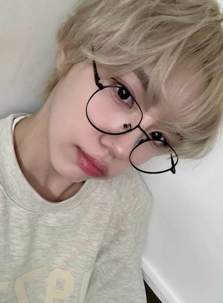 𝘩𝘦𝘭𝘭𝘰, 𝘣𝘦𝘦'𝘴 ! !  como vão, huh ? ontem de noite perdi minhas lentes de contato, não achei hoje e tive de ir com meus antigos óculos para as aulas. e céus, é estranho usar óculos de novo depois de tanto tempo apenas com as lentes.