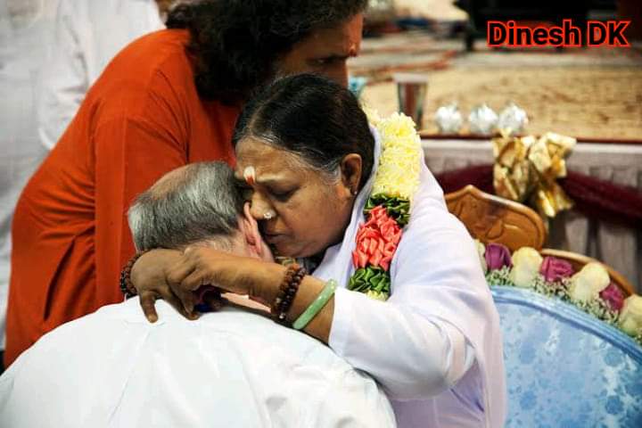 im__inba1's tweet photo. Fraud அமிர்தானந்தமயி"

அம்மாவை நெருங்கினேன்,

அம்மா என்னை எந்த வித உணர்வுகளும் வெளிக்காட்டாமல் என்னைக் கட்டி அணைத்தார் 

தோளில் என் முகம் பதிய வைத்து எனது காதில் கிசுகிசுப்பாகக் கேட்டார் 

" அம்மையுடெகொச்சு மோனே, தனிக்கு எந்தா வேண்டேன்னு சோதிச்சோளு .... (அம்மாவின் சின்ன மகனே உனக்கு என்ன வேண்டும் என்று கேள்!}

எங்களுக்குள் நடந்த மலையாள சம்பாஷணைகளை இனி தமிழில் தருகிறேன்..

"எனக்கு ஒன்றும் வேண்டாம், காரணம் மனிதர்கள் இறைவனாவது இல்லை"

அம்மா அதிர்ச்சி அடைந்து என்னை தள்ளி விட்டார்...

சுற்றிலும் இருந்தவர்கள் இதைப் பார்த்ததும் அம்மாவிடம் பதறிப் போய், "அம்மா என்ன நடந்தது?" என்றனர்

அம்மா அவர்களிடம் 'இவன் ஒரு நாத்திகன்" என்றார்...

உடனே நான் மேலே கூறிய அந்த பிரதம சிஷ்யர் என்னை எழுப்பி 'அம்மாவிடம் என்ன கேட்டீர்கள் என்றார்" மலையாளத்தில்...

"இனிமேல்தான் கேட்க வேண்டும்" என்றேன்.

அவர் உடனே அம்மாவின் காதில் என்னவோ சொன்னார். அதற்கு அம்மா சைகையால் என்னவோ காண்பித்தார். அதற்குப் பின் அந்த சீடர் என்னை அம்மாவின் பின்புறம் நின்று தன் வழியாக ஏதாவது கேட்க வேண்டும் என்றால் கேளுங்கள் என்றார்.

நான் கேட்டேன்....

"மதத்தின் பெயரால் ஏன் நீங்கள் பணம் சம்பாதிக்கிறீர்கள்? இந்த வழி குறுக்கு வழி இல்லையா? மதம் என்பது உங்களுக்கு பணம் சம்பாதிக்கும் மார்க்கமா இல்லை பக்தியைப் பரப்புவது மார்க்கமா?" 

அம்மாவின் பதில்கள்....

"நாங்கள் பணம் சம்பாதிக்க வரவில்லை. அமெரிக்க மக்களிடம் இந்து மதத்தை பரப்பவே வந்துள்ளோம்" 

"அப்படி என்றால் உங்கள் அருகில் உள்ள உண்டியல் பெட்டியில் அமெரிக்கர்கள் தரும் டாலர்களை ஏன் சேர்த்து வைக்கிறீர்கள்? அவர்களிடம் காணிக்கையோ நன்கொடையோ வேண்டாம் என்று சொல்வதுதானே?"

"அவர்களாக விரும்பித்தரும் பணம் இது. அதைக் கொண்டு நாங்கள் நற்காரியங்கள் செய்து கொண்டு இருக்கிறோம்" 

"என்ன நற்காரியங்கள்?" 

"கல்வி நிறுவனங்கள் அமைத்து அங்கே மாணவர்களுக்கு கட்டணமில்லாக் கல்வி தருகிறோம்" 

"மாணவர்கள் சேர்க்கைக்கு நீங்கள் நன்கொடை -டொனேஷன் வாங்குவது இல்லையா?"

"இல்லை."

"அம்மா நீங்கள் பொய் சொல்கிறீர்கள். உங்களது மருத்துவக் கல்லூரியில் சேர்க்க எனது மேலதிகாரியின் மகளுக்காக ரூ 25 லட்சத்திற்கான டிமாண்ட் டிராப்டை என் கையால் எடுத்து உங்களது தொண்டு நிறுவன விலாசத்திற்கு என் கையாலேயே அனுப்பியவன நான்"

அம்மாவின் முகம் வெளிறிப் போனது. பின்னர் சீடரிடம் என்னவோ சொன்னார். 

சீடர் என்னிடம் "அம்மா மேற்கொண்டு உங்களிடம் பேச விருப்பப் படவில்லை. நீங்கள் இந்தியா வந்தால் கொச்சிக்கோ கோவைக்கோ வாருங்கள். நீங்கள் எங்கள் விருந்தினராக வரலாம். உங்களுக்கு எல்லா பதில்களும் சொல்வார்" என்றார்.

நான் சிரித்தபடி "கொச்சியில் என்ன சொல்வீர்கள் என்று எனக்குத் தெரியும் காரணம் அது உங்கள் இராஜ்ஜியம். அமெரிக்காவில் உங்களால் பதில் சொல்ல முடியாதபோது கொச்சியில் என்ன சொல்லிவிட முடியும்?'

நான் விலகினேன்....

என்னை சமீபித்த ஒரு அமெரிக்கர் "நான் மன்ஹாட்டன் டைம்ஸ் பத்திரிக்கையாளர். உங்கள் இருவருக்கும் நடுவே என்னவோ கார சாரமான விவாதம் நடந்ததே .... அது குறித்து சொல்ல முடியுமா? நாங்கள் விவரம் தெரிந்து கொள்ள வேண்டியுள்ளது. இதை நாங்கள் வெளியிடவும் விரும்புகிறோம்" 

அவரிடம் நான் " எங்களுக்குள் ஒன்றும் நடக்கவில்லை. இது இந்தியாவின் சாபக்கேடு. அதைக் குறித்து மட்டும் பேசினோம்!" 

இதற்குள் அடுத்த வரிசையில் இருந்த என் நண்பன் அனைத்தையும் நம்ப முடியாமல் பார்த்துக் கொண்டு இருந்தான். 

"நீ இப்படி நடந்து கொள்வாய் என்று எதிர்பார்க்கவில்லை. அம்மா எவ்வளவு பெரிய ஆள். அவரிடம் சங்கடப் படும் படியான கேள்விகளை கேட்டு விட்டாயே? இனி என்ன ஆகுமோ என்று பயமாக இருக்கிறது" என்றான். 

"நீதானே கூறினாய் எதை வேண்டுமானாலும் கேட்கலாம் என்று. நான் கேட்டதும் சொன்னதும் 100% உண்மை. அம்மா போன்றவர்களால்தான் இந்த நாட்டில் பணம் செய்ய முடிகிறது. அது போகட்டும் என்ன நடக்குமோ என்று பயப்பட்டாயே? என்ன நடக்கும்"?

"அம்மா கோபித்தாலோ, சபித்தாலோ விபரீதங்கள் நடக்கும். உனக்கு ஒரு விபத்து நடக்கலாம். உன் குடும்பத்தில் யாருக்கேனும் திடீர் நோய்கள் வரலாம், அல்லது நீ திரும்பி செல்லும் விமானம் வானிலேயே வெடிக்கலாம்.... இது போல எவ்வளவோ!"

"நண்பா கண் மூடித் தனமாக இந்த அம்மாவை நம்புகிறவர்கள் பரப்பும் விஷமத்தனம் இது.....எது நடந்தாலும் ஏற்றுக் கொள்கிறேன். ஆனால் நான் கேட்க விரும்பியது சத்தியம். சொன்னது சத்தியம். அவர் பொய் சொன்னது சத்தியம். எனக்கு ஏதேனும் ஒன்று நடந்தால் சத்தியங்கள் பொய்ககட்டும்" என்றேன். 

அதற்குப் பின் அவன் சொன்னபடி ஒன்றும் நடக்கவில்லை. நான் நன்றாகவே இருக்கிறேன். எனது குடும்பமும். 
 
-Dimi

- A True Episode of Dimi with Matha Amirthandhamayi at Manhatten NY USA