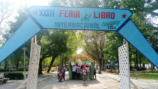 Por todo lo alto comenzó capítulo #camagüeyano de la Feria del Libro. A disposición del pueblo, amplia variedad de títulos y novedades literarias. Verdadera fiesta de cultura popular gracias a la visión fidelista sobre educación y cultura, desde el propio triunfo revolucionario.