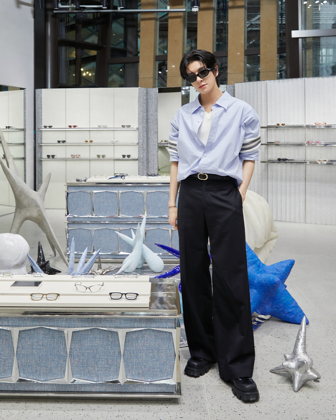 Jake Sungchan着gentle monster atomic02