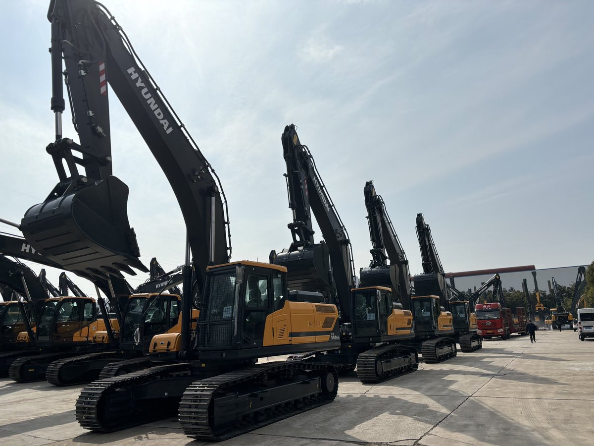 NicoleC24419658's tweet image. Hyundai HX340HD Excavator