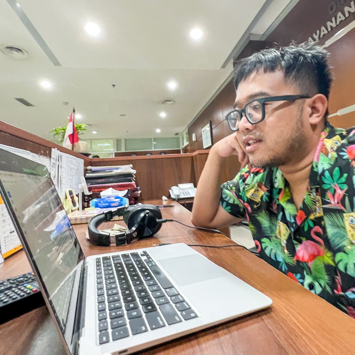 efenerr's tweet photo. coba pap pas kamu kerja gimana

kalau saya begini ni di meja security https://t.co/qjZUanEMIp