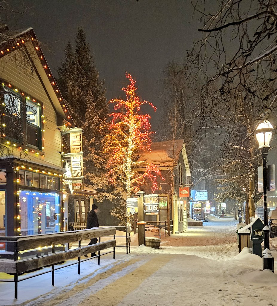 Wednesday night #snow #ski & #snowboard nation! #ApresLIVE #Breckenridge #Colorado #Breck #brecklife #breckenridgecolorado #mainstreet #mountaintown #skitown #snowing #wanderlust #travel #travelguide #wintervacation #wintertravel #travelphoto #traveltips #visitcolorado #cowx