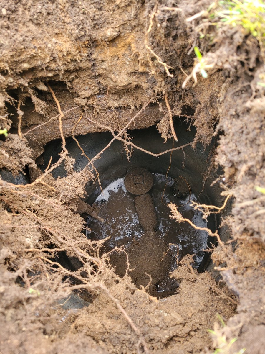 WDrainage's tweet image. This homeowner almost fell into his sump he never knew he had. Previous contractor improperly installed this one which collapsed.

If your home is 20 years or older call us today to book your drain tile video pipe inspection. 

#Ladner#Vancouver#Tsawwassen