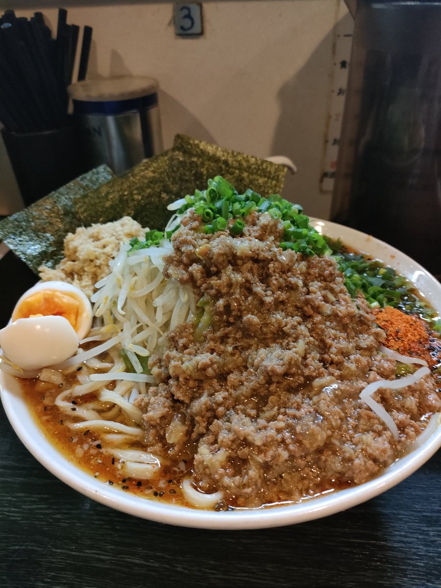 ランチに豚星。さんへイザ🚲
限定 ジンジャーミンチ大➕葱➕生卵でオーダー🍜
ジンジャーミンチをまとったあっさりスープ、おい生姜で身体もポカポカ💦
ツルツル麺がとまらないぜ😍
池ちゃんを思い出し完食👍
ラッコちゃん、おにぎり君ご馳走様でした😋
