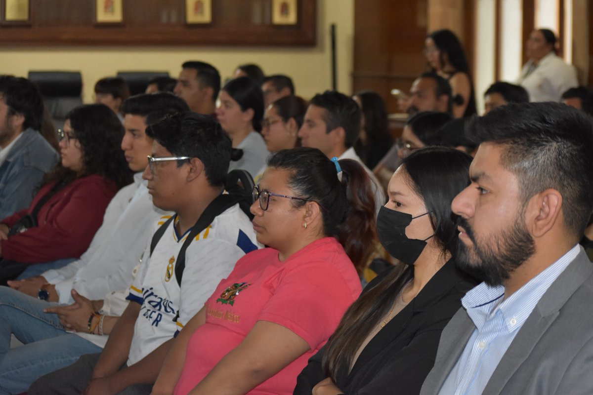 leandroviotto's tweet photo. Hoy firmamos un convenio para el otorgamiento de 1500 becas a jóvenes de la Ciudad de León Guanajuato. Una alegría enorme siempre poder colaborar con México y sus nuevas generaciones. En la Alcaldía junto a @michellevdiaz @ismazu17 @IMJULeon https://t.co/cy5IolzTMG