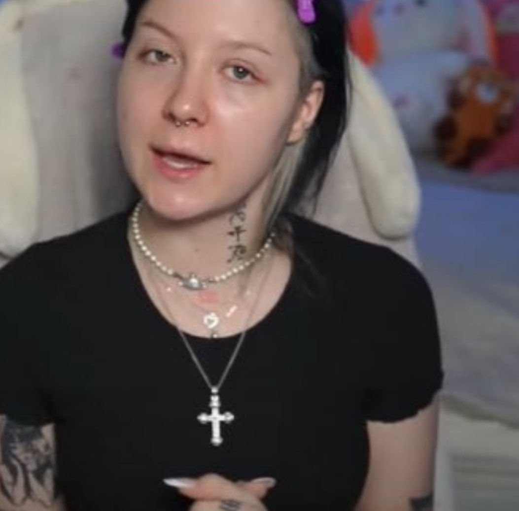 whatever's tweet image. "Makeup is NOT a lie, it just accentuates your natural features!"