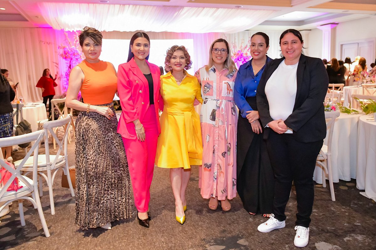 Compartiendo espacio junto a #MujeresLideres de todo el país. 🇸🇻💜