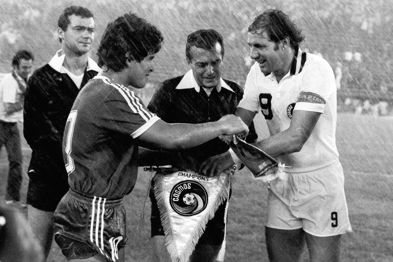 21/03/1980 - New York Cosmos, en una nueva visita a nuestro país, enfrentó a Argentinos Juniors en el estadio José Amalfitani y lo venció 2 a 1 con un doblete del ítalo Giorgio Chinaglia. Ese equipo estadounidense fue una "crema de estrellas" con Franz Beckenbauer y otros cracks.