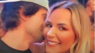 ovcsabia's tweet image. DEOLANE E FIUK APARECEM EM CLIMA DE ROMANCE EM FESTA vcsabiafamososetv.blogspot.com/2024/03/deolan… #deolane #fiuk #romance #aovivo #famosos #ovcsabia