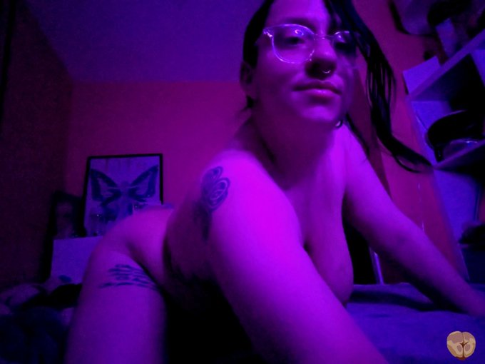 Can i send you goodnight pics like this? 🤔 https://t.co/YFXEJJww5A