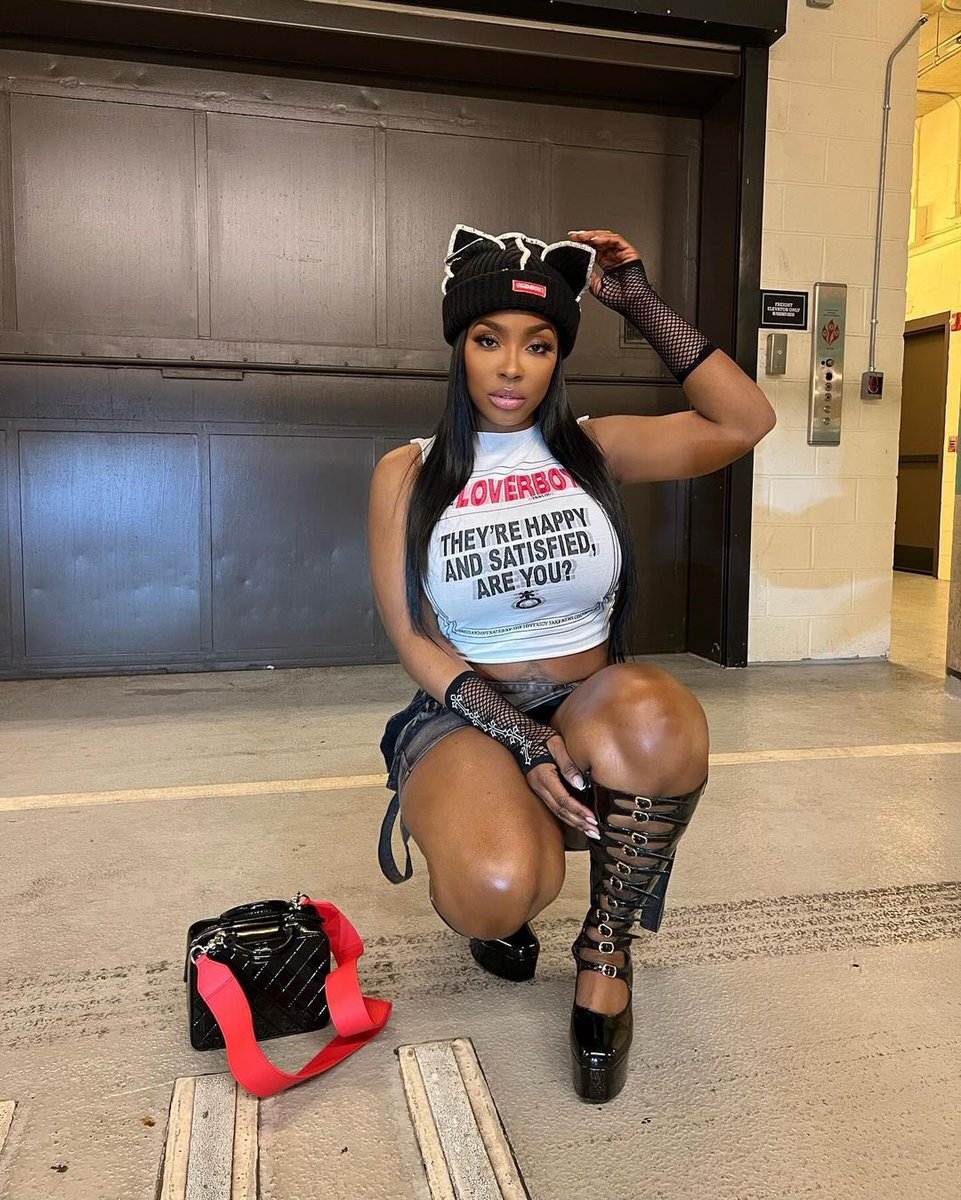 UberPinkHair's tweet photo. What you working with? 🖤 

HAIR: RAW SEA Straight 28’ https://t.co/uulEpLypOR