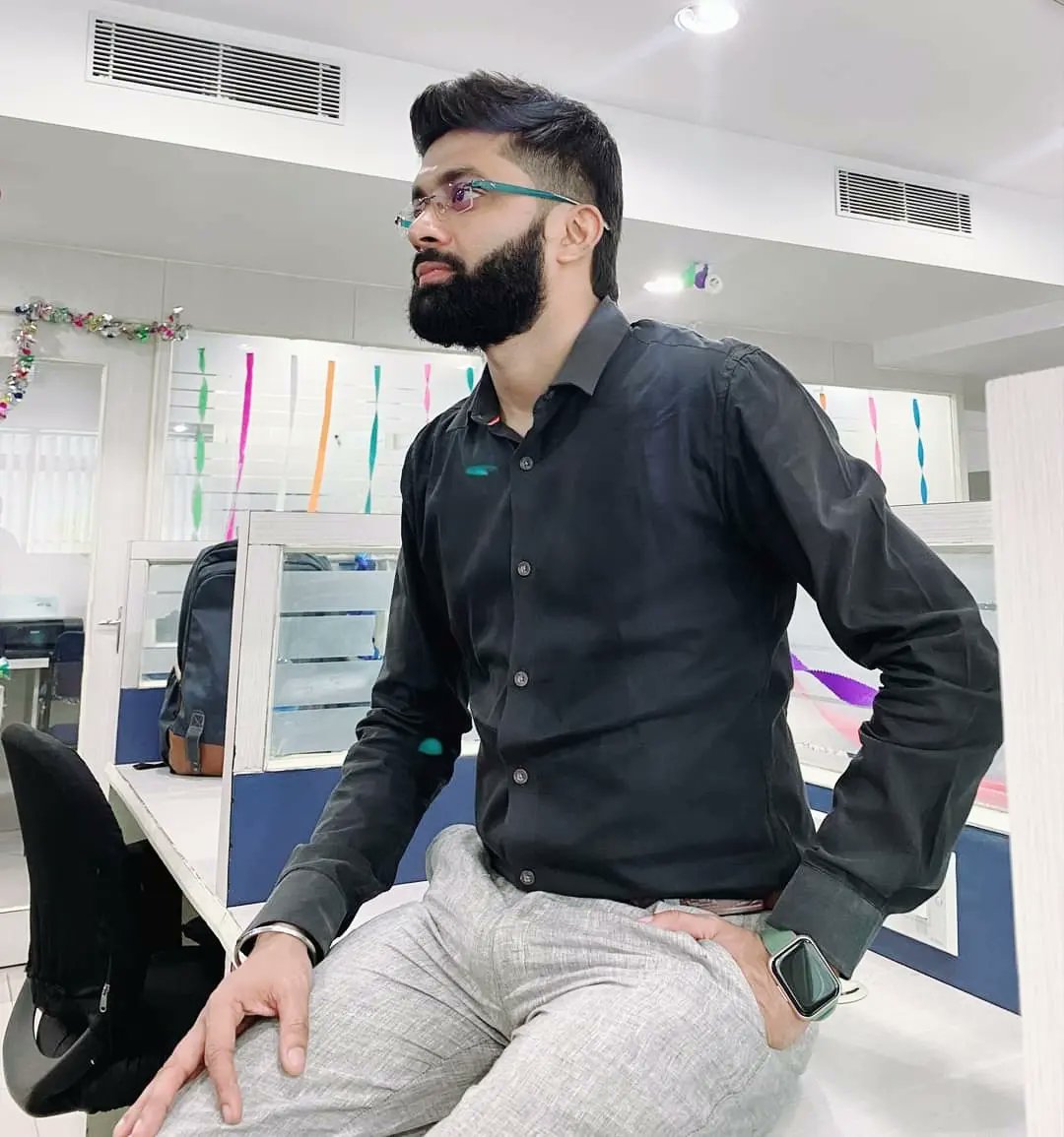 whitespeaking08's tweet photo. T : 35
Blackout vibes.🖤🩶
#candid #candidphotography  #thinking #thinkpositive #focus #office #officewear #blackdress #beard #hairstyles #morning #morningvibes #thoughts #photo #nofilter #nofilterneeded #Black https://t.co/eaiiM3gbap