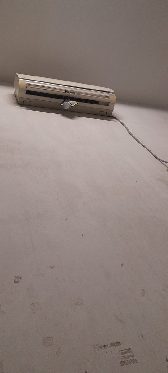 Udah mana kompt gw di bawah ac + di swingin , behh anjr rasanya gw pengen tidur . Jam 12 ayo dong pengen izin solat + tidur😁