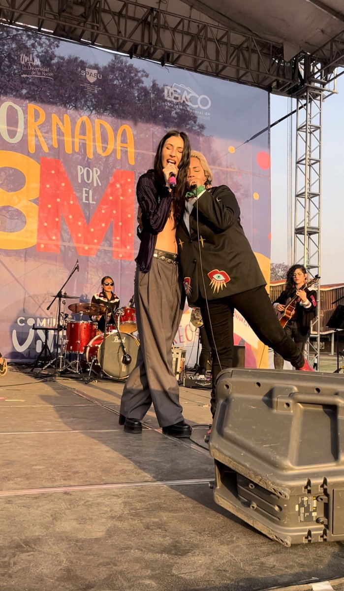 Comunidad_UNAM's tweet photo. 🤩💜La majestuosa presentación de Vivir Quintana, en las #IslasDeCU, llenó de amor y sororidad los corazones #PUMA.  ¡GRACIAS A TODXS POR SER PARTE DE  #ComunidadUNAM! 💖🫰🏻
¡ https://t.co/4P4UkZc0DR