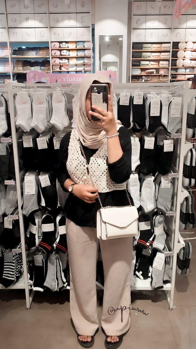°• Tas mungil 2 look👜 •°
tas kecil tapi muat banyak barang. dalemnya ada 3 slot yg bisa masuk perintilan2 buat touchup xixi. bisa jadi slingbag atau shoulderbag krn rantainya bisa dipendekin.

👜 : shope.ee/mr9F4Sye