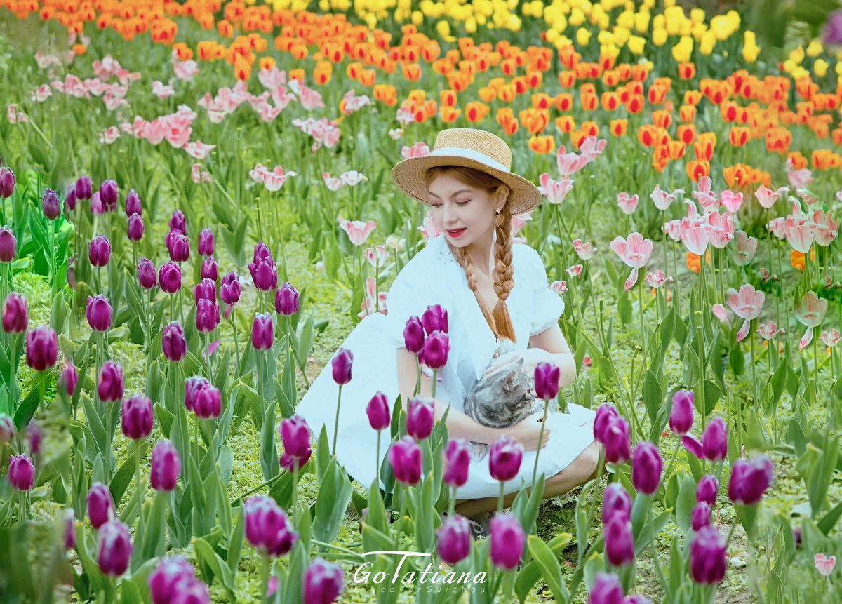 DiscoverGuizhou's tweet image. Embark on a nature outing with anchor Tatiana and dive into the captivating beauty of spring&apos;s tulips, painting the landscape with vibrant hues. Let&apos;s celebrate life, love, and prosperity amid this floral spectacle! 🌷✨#SpringLook #Tulip #SpringInGuizhou #Photography #上春山