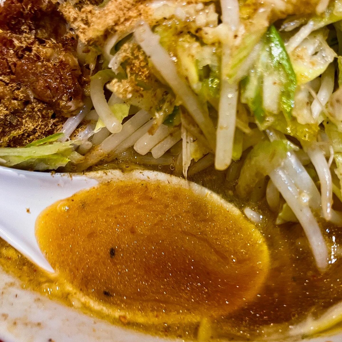 麺屋HERO
酸辣味ラーメン麺少ニンニクネギ

お久しぶり三谷さん、桜台的つけ味が食べたくなっての訪麺です

昔は桜台でつけ味よく食ってましたよ😁券売機上の魚粉をたっぷりかけてね

今は無いけど昔は券売機の上に魚粉とカレー粉が置いてあったのです

今日も魚粉をたっぷりかけて
ああ懐かしい美味い