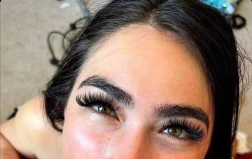 Págale las pestañas para que te las modele