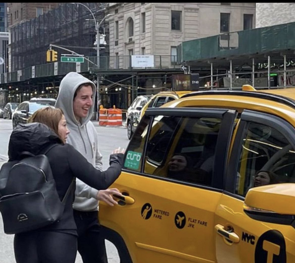 Her gün yeni bir rezalete uyanıyoruz. Kalbim acıyor. Görünüşe göre New York City’de hayatlarını yaşıyorlar. Benim arkadaşımı, masum bir kişiyi öldürmüş olsalar da gülebiliyorlar. OĞUZ MURAT ACİ İÇİN ADALET! TESLİM OLUN #oğuzmurataciiçinadalet