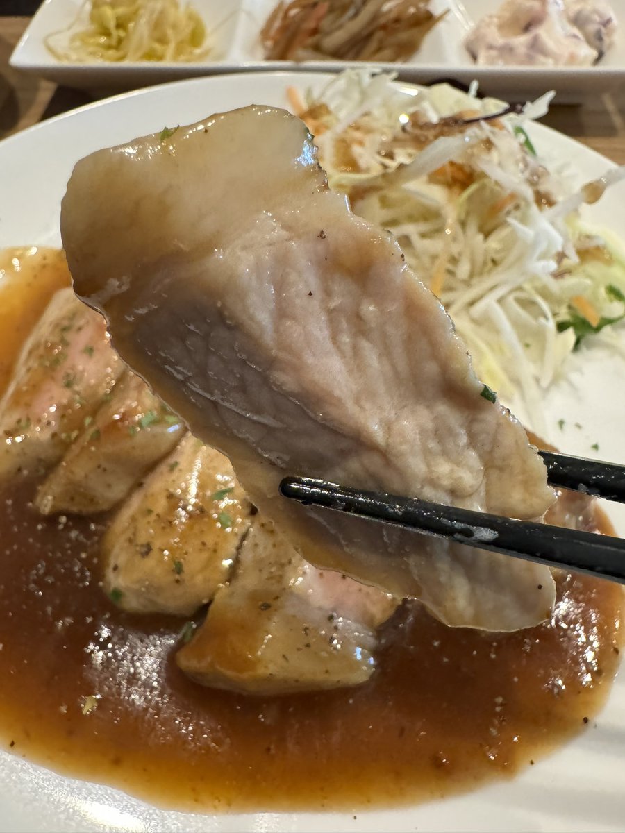 akiahnz's tweet photo. あのお店が臨休なもんで お昼は近くのABANIさんで #プレートランチ ฅ^> ·̫ <^ฅニャー✨思ったほど厚切りでは無かったこともありボリューム感は感じなかったが ご飯大盛り(無料)はボリュームあって良き🍚☆最٩(ˊᗜˋ*)و高☆
2024.03.14
#茶美豚ロースの厚切りトンテキ/#abani
#ご飯大盛り無料は良心的 https://t.co/lPF6q0j0Y8