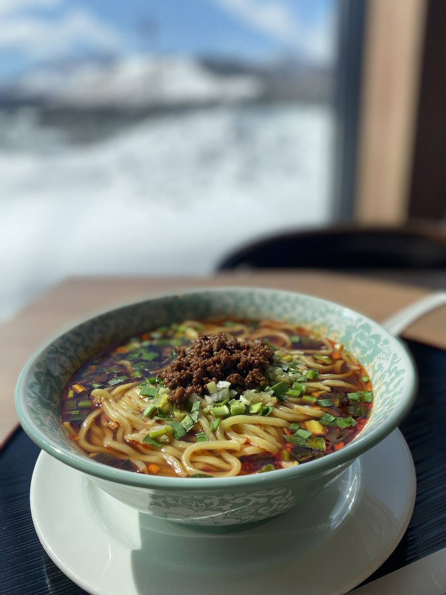 湖畔の風 ランチレストランでは 冬限定「台湾ラーメン」をご提供しております🍜 ラー油はスパイスを調合した手作り👀  冷えた身体を温めるのにちょうどいい 旨辛をお楽しみください❗️ 3月末まで販売中です ☺️ #池の平ホテル
