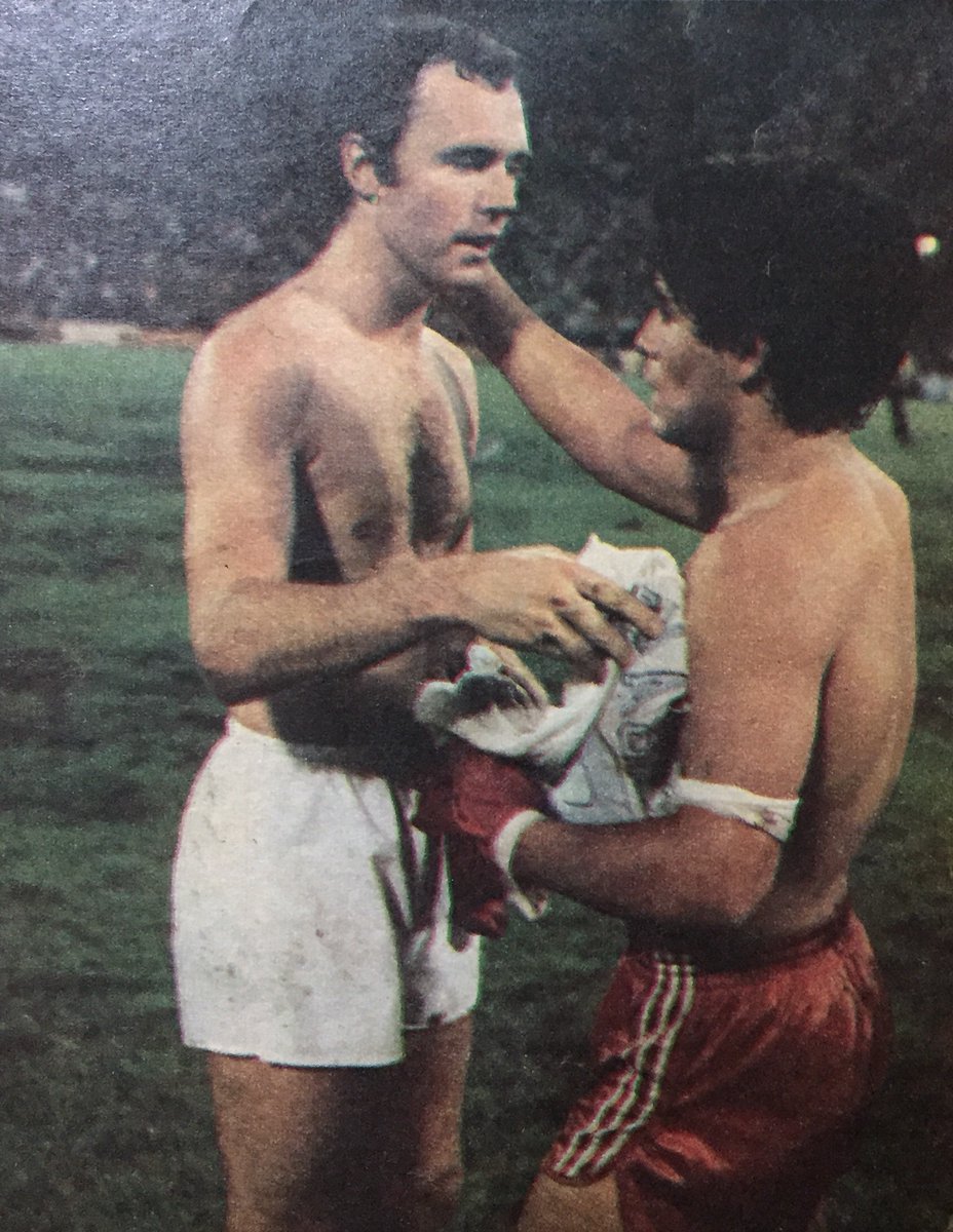 Final del cotejo y dos titanes en momentos diferentes de sus carreras se saludan para la posteridad y el recuerdo infinito: el Kaiser y Pelusa en cuero y con la piel brillante de sudor intercambian casacas que testifican un fútbol señorial con una gran cuota de rebelde habilidad.