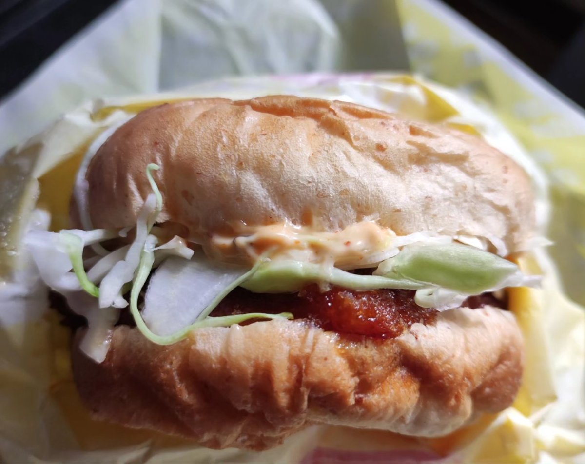 do_the_morimori's tweet image. 今日はコロナワクチン5回目接種でお休み。接種後にケンタランチをドライブスルー♪
過去にケンタッキー利用した記憶がない...でも初めてではないハズ💧
甘めのソースにゆず七味がアクセントで美味しい〜🍔
辛口ソースでも美味しいだろうなぁ🌶
#KFC #和風チキンカツバーガー本格ゆず七味 #おいしいもの