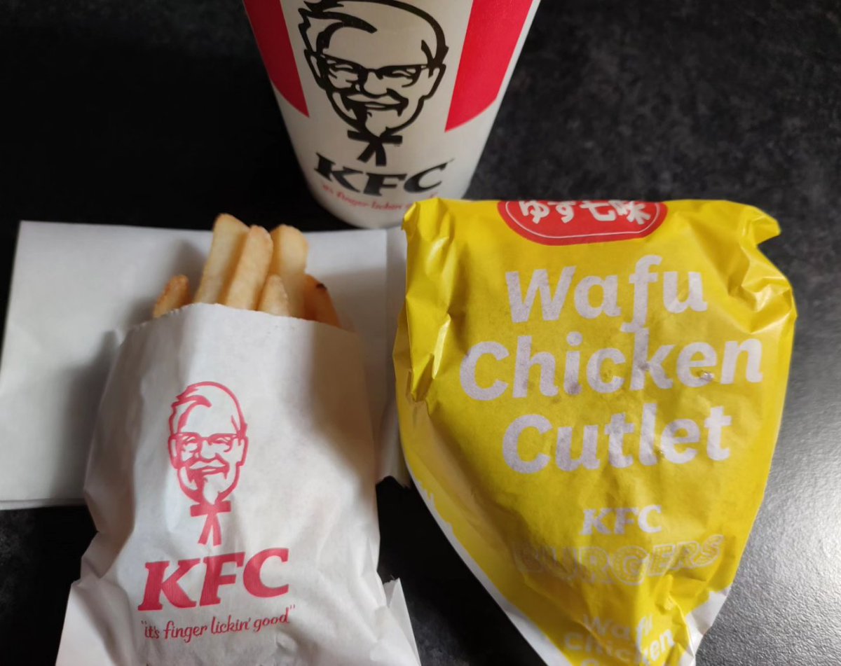 do_the_morimori's tweet image. 今日はコロナワクチン5回目接種でお休み。接種後にケンタランチをドライブスルー♪
過去にケンタッキー利用した記憶がない...でも初めてではないハズ💧
甘めのソースにゆず七味がアクセントで美味しい〜🍔
辛口ソースでも美味しいだろうなぁ🌶
#KFC #和風チキンカツバーガー本格ゆず七味 #おいしいもの