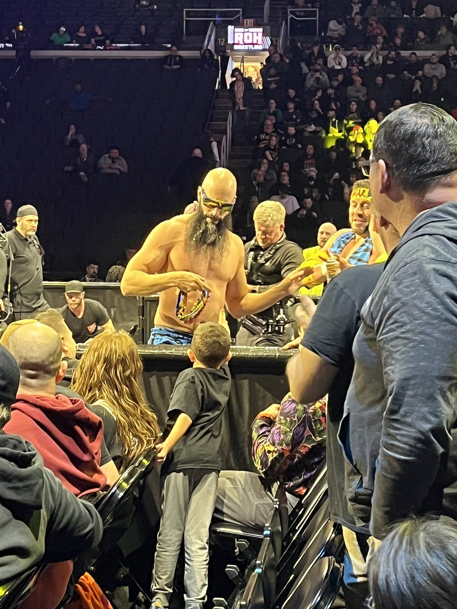 WalterScott827's tweet photo. @BranCutler @ColtCabana thanks for making my nephews night with the headband 🦾🦾🦾 https://t.co/zzlcGEhGxW