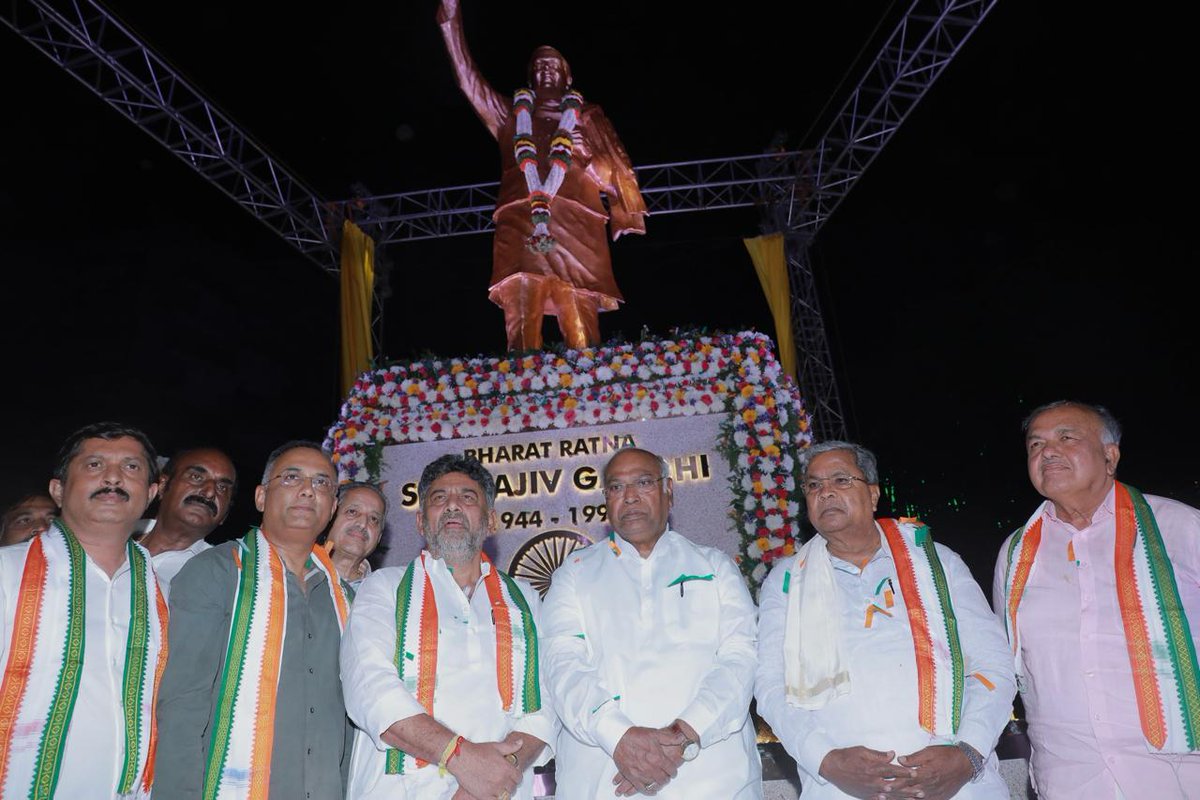 KARNATAKA POLITICAL UPDATE:

#STATUE: After the removal of #Rajiv's statue due to transport crisis, now known as Mantri, the former #PrimeMinister statue was #restored Yesterday at its own place to #REGAIN ITS LOST #GLORY.!

📌Former Prime Minister Bharat Ratna #RajivGandhi's