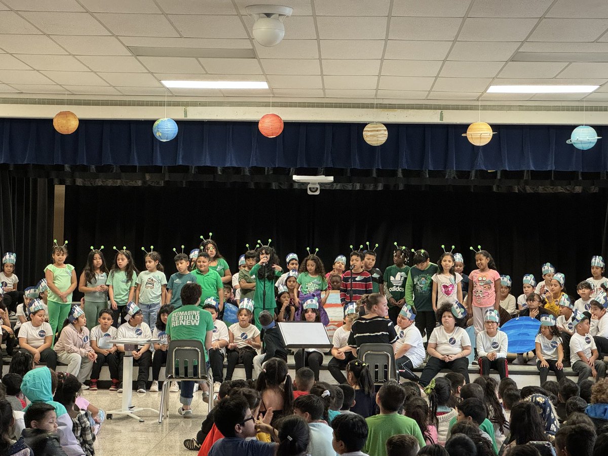 I absolutely loved watching the 3rd graders perform!!! Way to go @MsWalshMusic and @hedlund_ross  you did an amazing job orchestrating this performance! These songs will be stuck in my head forever 💚💛🐊🚀@GuilfordEle