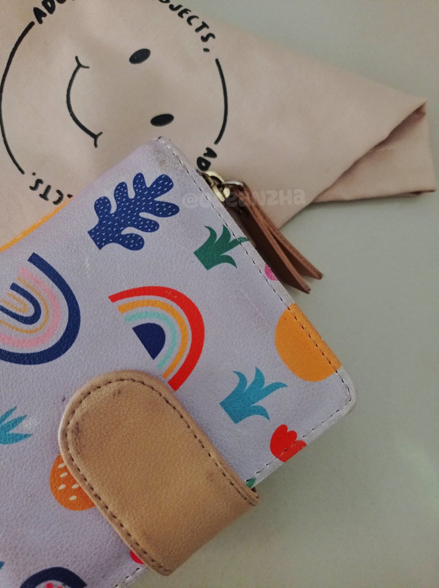 oceanzha's tweet photo. mau racunin kalian best dompet yang pernah gue beli si ini. beli tahun 2023 and yaa masih jadi dompet fav aku, karena emang lucu bangett

⠀:¨ ·.· ¨:
    `· . ꔫ https://t.co/xd1W9Sj197