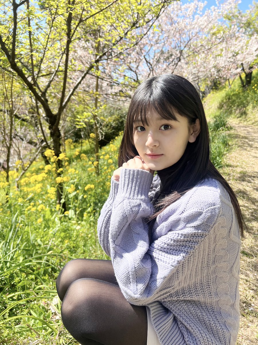 iyoda_ayane's tweet photo. 今日はお昼で学校終わりました！

部活の後輩のみんながメッセージ色紙をくれて泣くほど嬉しかったです。
本当にありがとう😭

歌の練習でもしようと思います
みんなの、この季節といえば！
っていう曲はありますか？

#伊予田あや #春 #菜の花 #寒桜 https://t.co/fPNYqKuGZF
