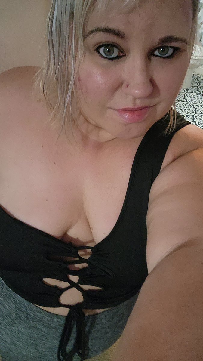curvyashes's tweet photo. New shirt😘 #onlyfans #onlyfansbabe #bbw #curvy #curvyashes #sexy https://t.co/O5OaQd3jE3