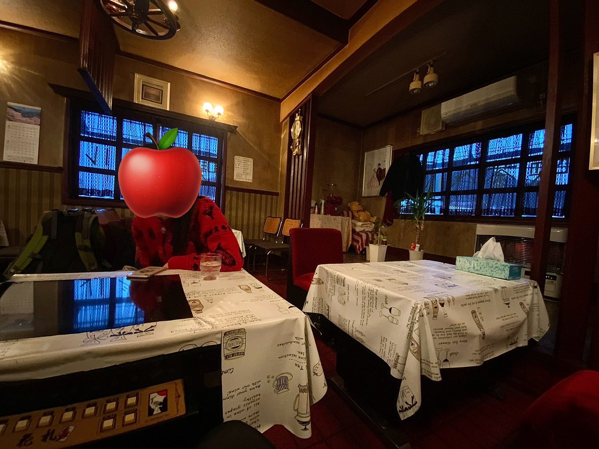 abcodef's tweet image. セーブルのネオン点灯を諦めてまですべりこんだ大鰐温泉の喫茶ベルもまた別方向によく、廃屋に近い外観からのあたたかく生活感のある店内　ゲーム卓に合わせてクロスが敷いてある　この日宿泊したヤマニ仙遊館という旅館がまたすみずみまで調度に気が配られていて手厚くて、よいです大鰐温泉