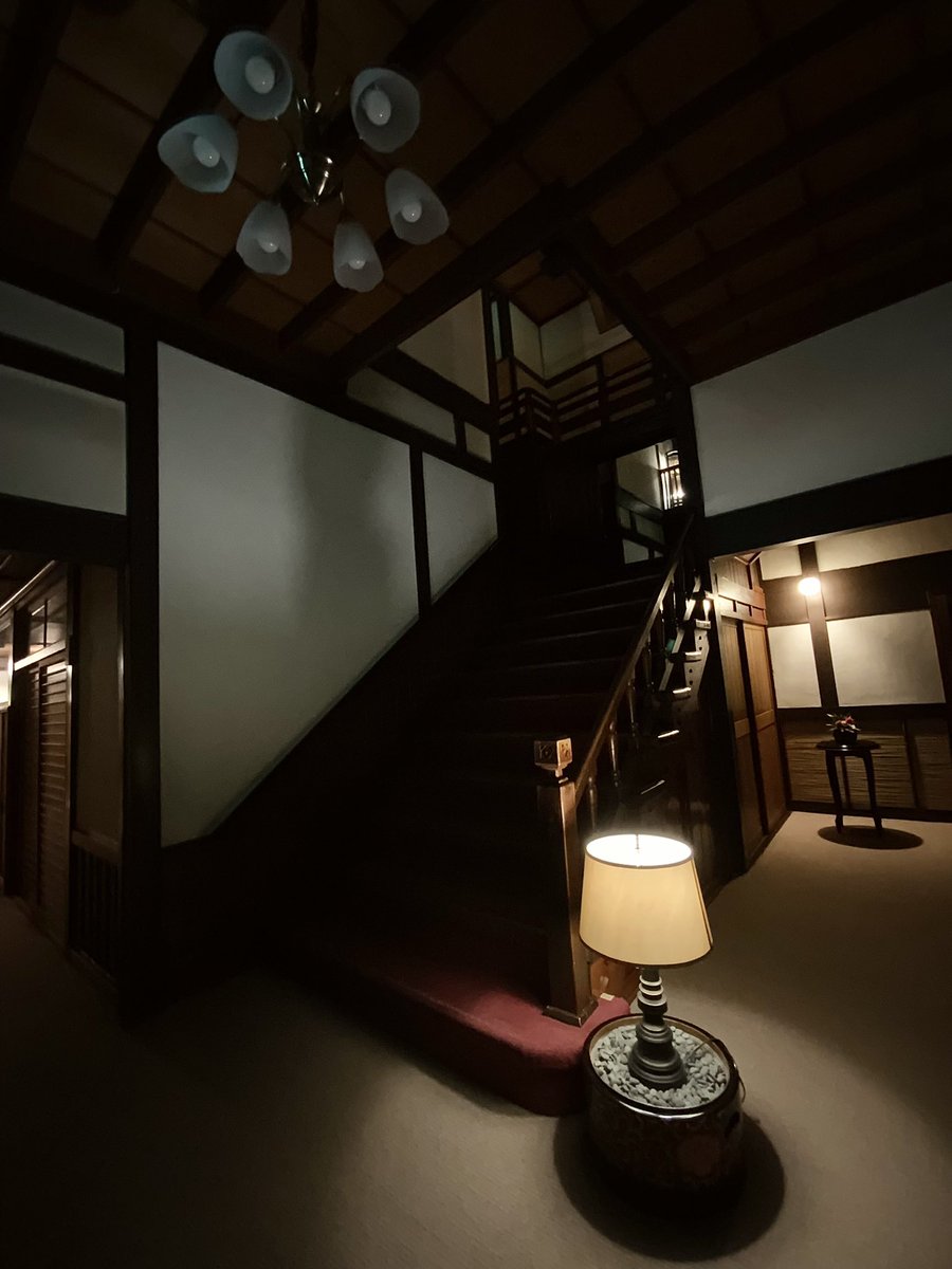 abcodef's tweet image. セーブルのネオン点灯を諦めてまですべりこんだ大鰐温泉の喫茶ベルもまた別方向によく、廃屋に近い外観からのあたたかく生活感のある店内　ゲーム卓に合わせてクロスが敷いてある　この日宿泊したヤマニ仙遊館という旅館がまたすみずみまで調度に気が配られていて手厚くて、よいです大鰐温泉