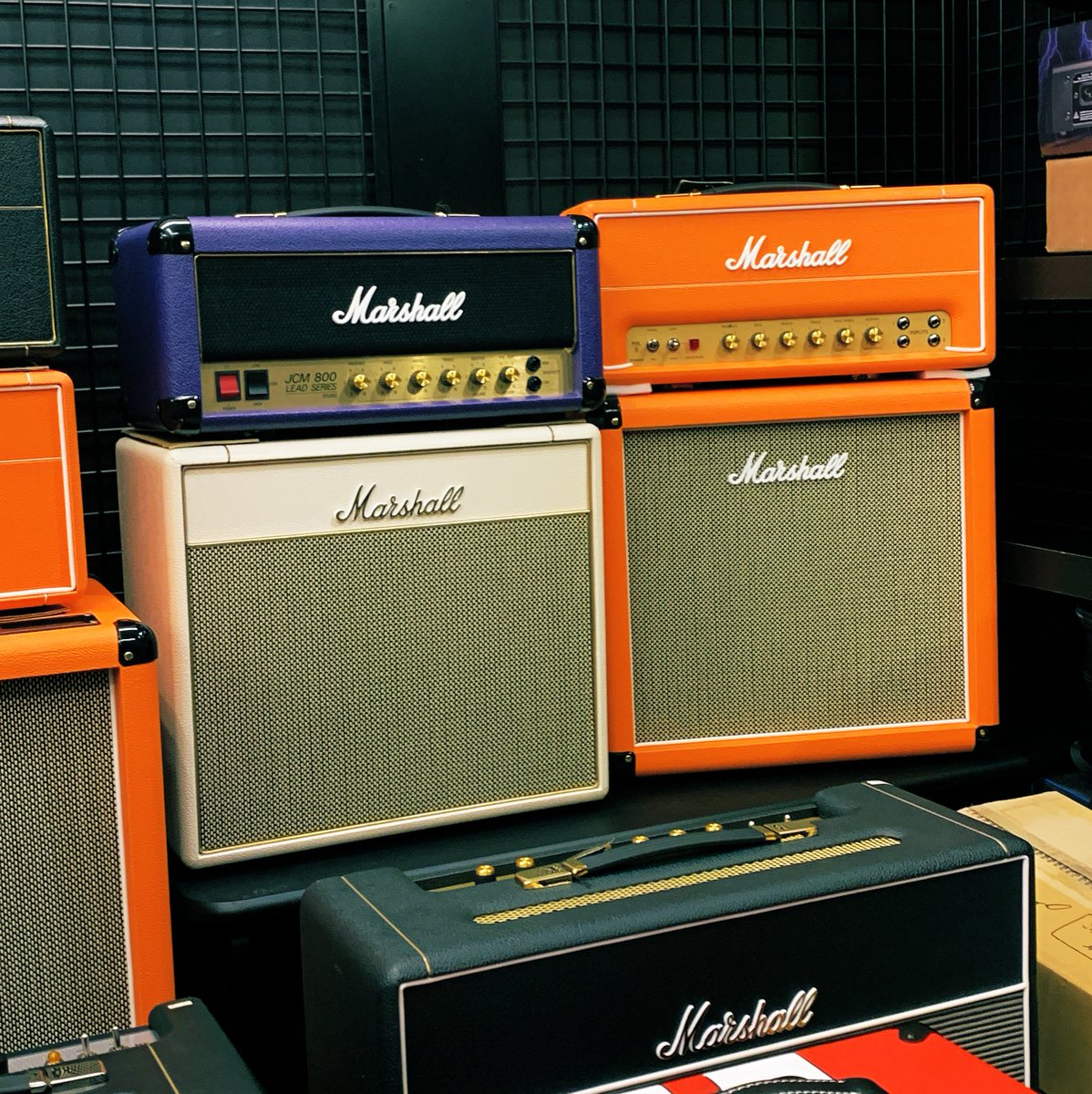 rockhouse_ikebe's tweet image. ＿人人人人人人＿
＞ めちゃカラフル💄＜
￣Y^Y^Y^Y^Y^Y￣
ギターアンプと言えばだいたい黒いのが普通でしたが、いまは色んな色があるんですね。沖縄に住んでた子供の頃、カラフルな事をイロヤンチャーといってました。
ikebe-gakki.com/Form/Product/P…
#designstore
#marshall