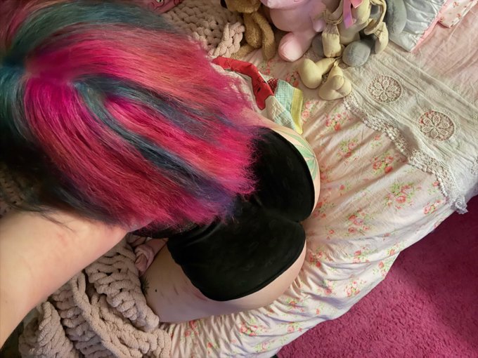i dyed my hair :,3 https://t.co/IdXlmYppVP<a href="/tag/nsfwtwt"class="tags"><span>#nsfwtwt</span></a>