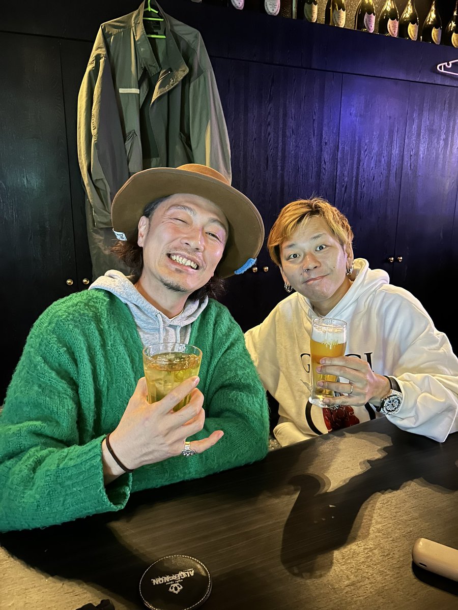 yo_suke1002's tweet photo. 昨夜も素敵な仲間が来崎して遊びにきてくれました🎵
おかえりの乾杯の唄🍻
素晴らしいボーカリスト、
モデルやビジネスオーナーも牽引する
平安寺ゆうすけ
遠く離れた大事な仲間と
尽きない話は朝まで🌸
#ALGERNON
#浜口に来ないか
#ninemicrophones
#shibuya #gee_ge
#横浜家系 #侍 https://t.co/UQ7jpu1lQU
