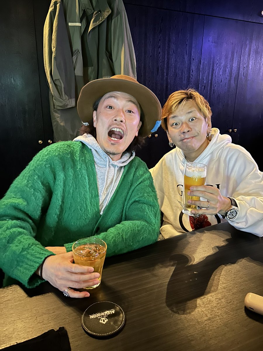 yo_suke1002's tweet photo. 昨夜も素敵な仲間が来崎して遊びにきてくれました🎵
おかえりの乾杯の唄🍻
素晴らしいボーカリスト、
モデルやビジネスオーナーも牽引する
平安寺ゆうすけ
遠く離れた大事な仲間と
尽きない話は朝まで🌸
#ALGERNON
#浜口に来ないか
#ninemicrophones
#shibuya #gee_ge
#横浜家系 #侍 https://t.co/UQ7jpu1lQU
