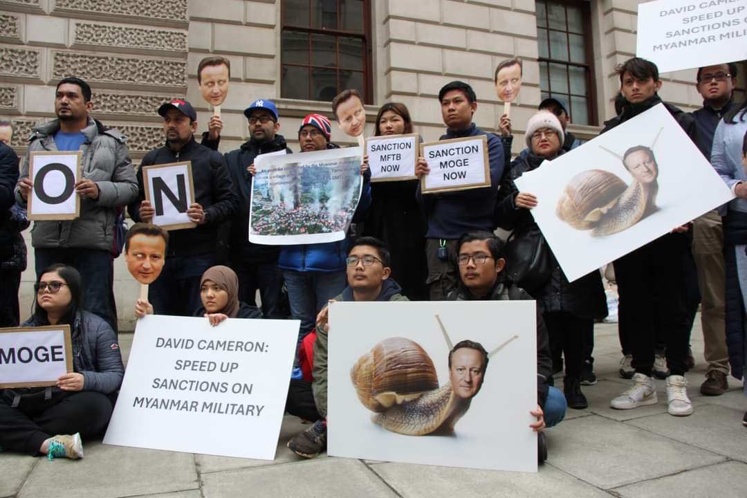 Myanmar Activists in the #UK have protested at the British Foreign Office to urge British Foreign Secretary Lord David Cameron to step up sanctions targeting the #MyanmarMilitary.
Since the military coup in 2021, the British government has controlled military-owned companies,⏬