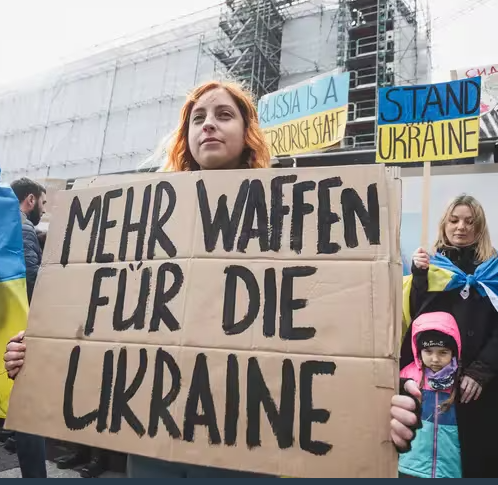 HarmNeitzel's tweet photo. Was wäre in Deutschland los, wenn Syrer mehr Waffen für Assad gefordert hätten? Oder Iraker für den Irak? ...
#Ukraine #NoTaurusForUkraine #NieWiederKrieg https://t.co/ZeoAcel80P