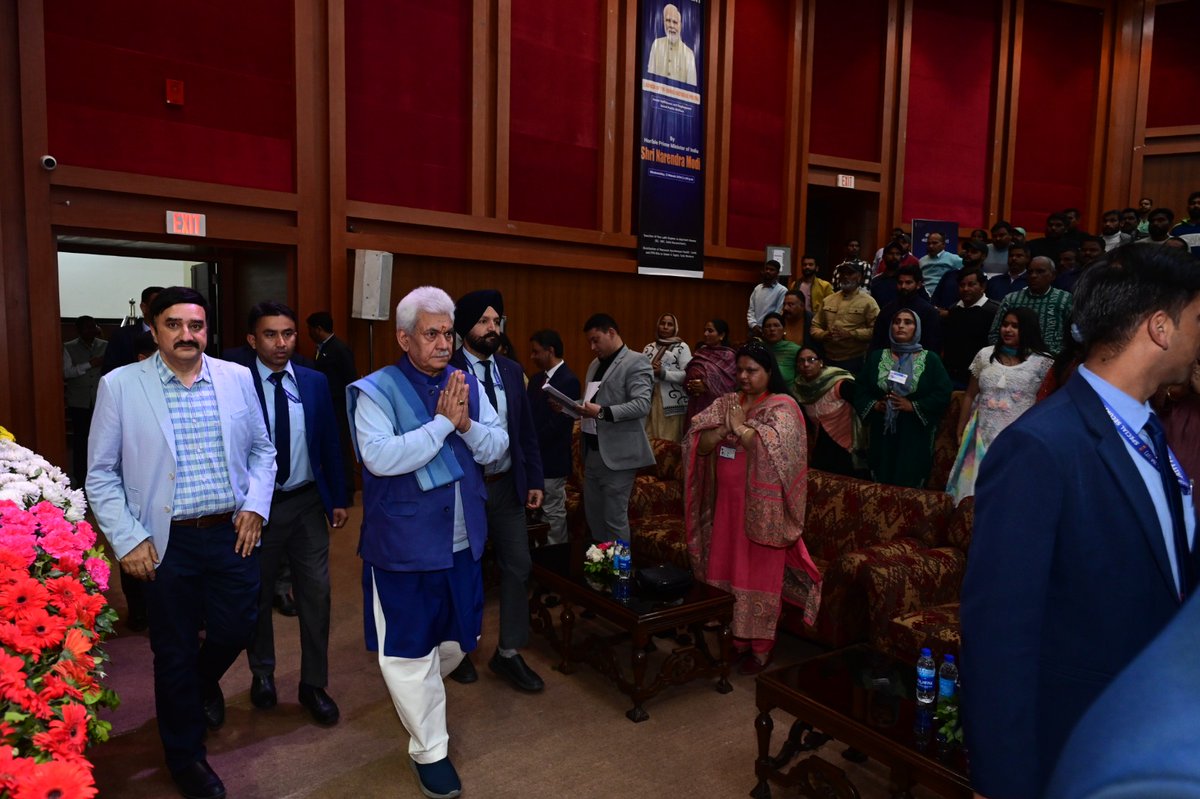 Thakurss111's tweet photo. Delighted to Welcome Hon'ble LG  @OfficeOfLGJandK at the Convention Centre Jammu, for the virtual launch of the Pradhan Mantri Samajik Utthan evam Rozgar Adharit Jankalyan (PM-SURAJ) national portal alongwith sanction of credit support to entrepreneurs by Hon'ble PM @narendramodi.

#PMSURAJ
#Empowerment
#JammuAndKashmir