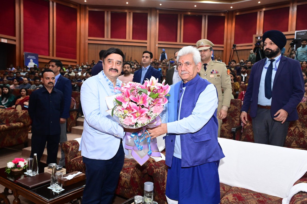 Thakurss111's tweet photo. Delighted to Welcome Hon'ble LG  @OfficeOfLGJandK at the Convention Centre Jammu, for the virtual launch of the Pradhan Mantri Samajik Utthan evam Rozgar Adharit Jankalyan (PM-SURAJ) national portal alongwith sanction of credit support to entrepreneurs by Hon'ble PM @narendramodi.

#PMSURAJ
#Empowerment
#JammuAndKashmir