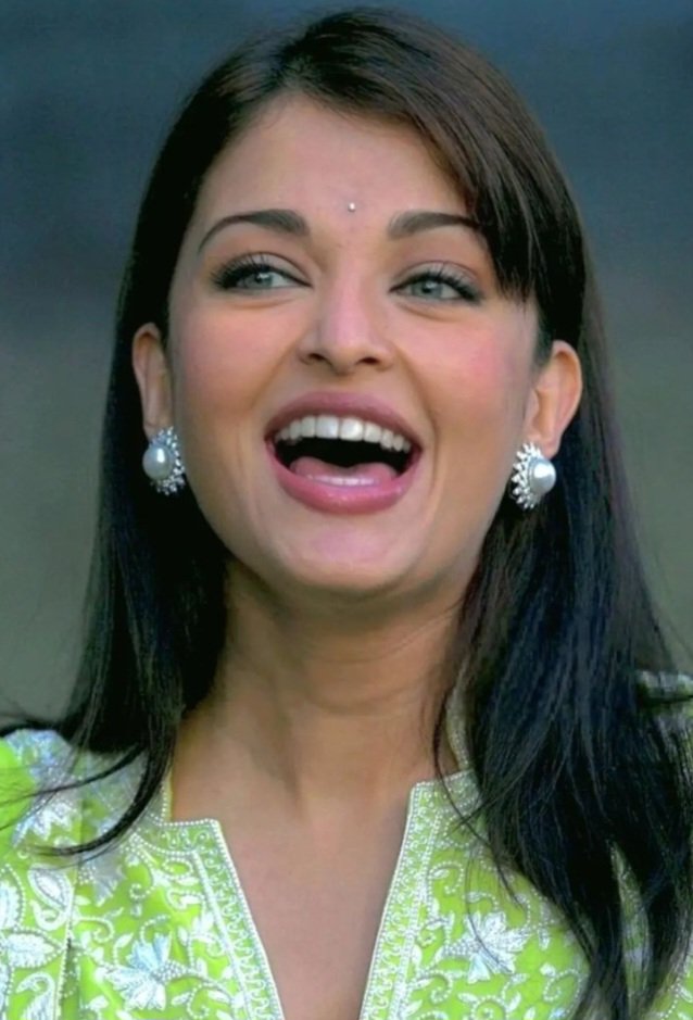 filmfare's tweet photo. Can never get enough of how beautiful #AishwaryaRaiBachchan is, this throwback picture is proof! 💚 https://t.co/I4wldmQvue