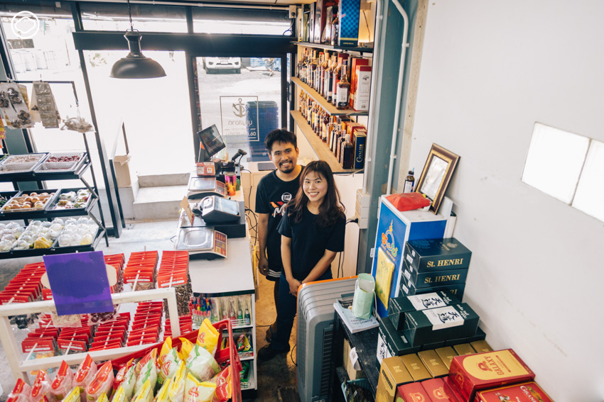 readthecloud's tweet image. ในหนึ่งคลิปตลกในดวงใจต้องยกให้ชาวบ้าน #ร้านชำซอยวัดดาว ทั้งความตลกธรรมชาติ ตบมุกโบ๊ะบ๊ะ ซึ่งหลายคนยังไม่เคยรู้ว่าจริง ๆ ร้านชื่อ #บุญสอาดร้านชำ และเป็นของคู่รักนักขายอย่างป๊อบและปุ๋ย #PageMaker #TheCloud readthecloud.co/popbangpoon