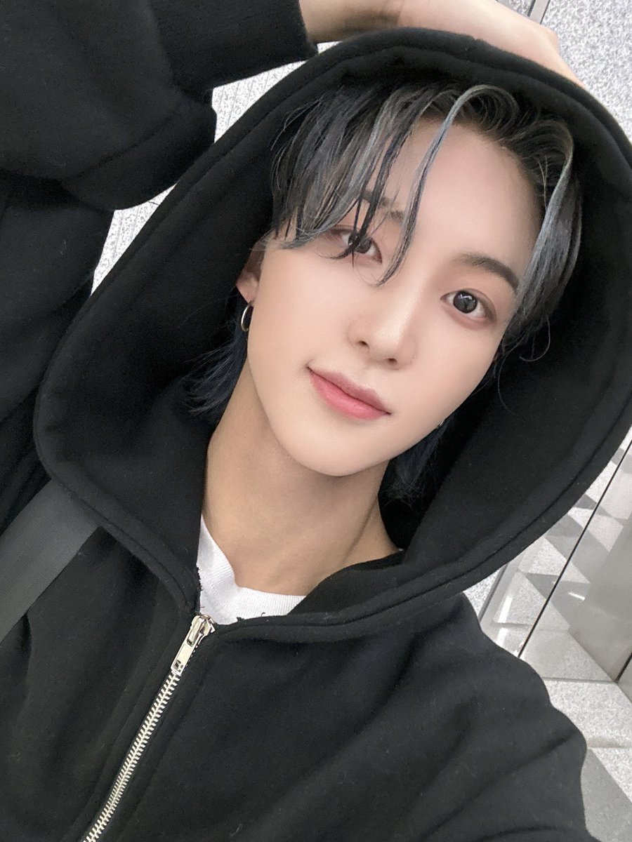 TNX_twt's tweet photo. 화이트데이다.. 사탕 가져가🍭🍭

#은휘 #HWI https://t.co/fHOWVob4LY